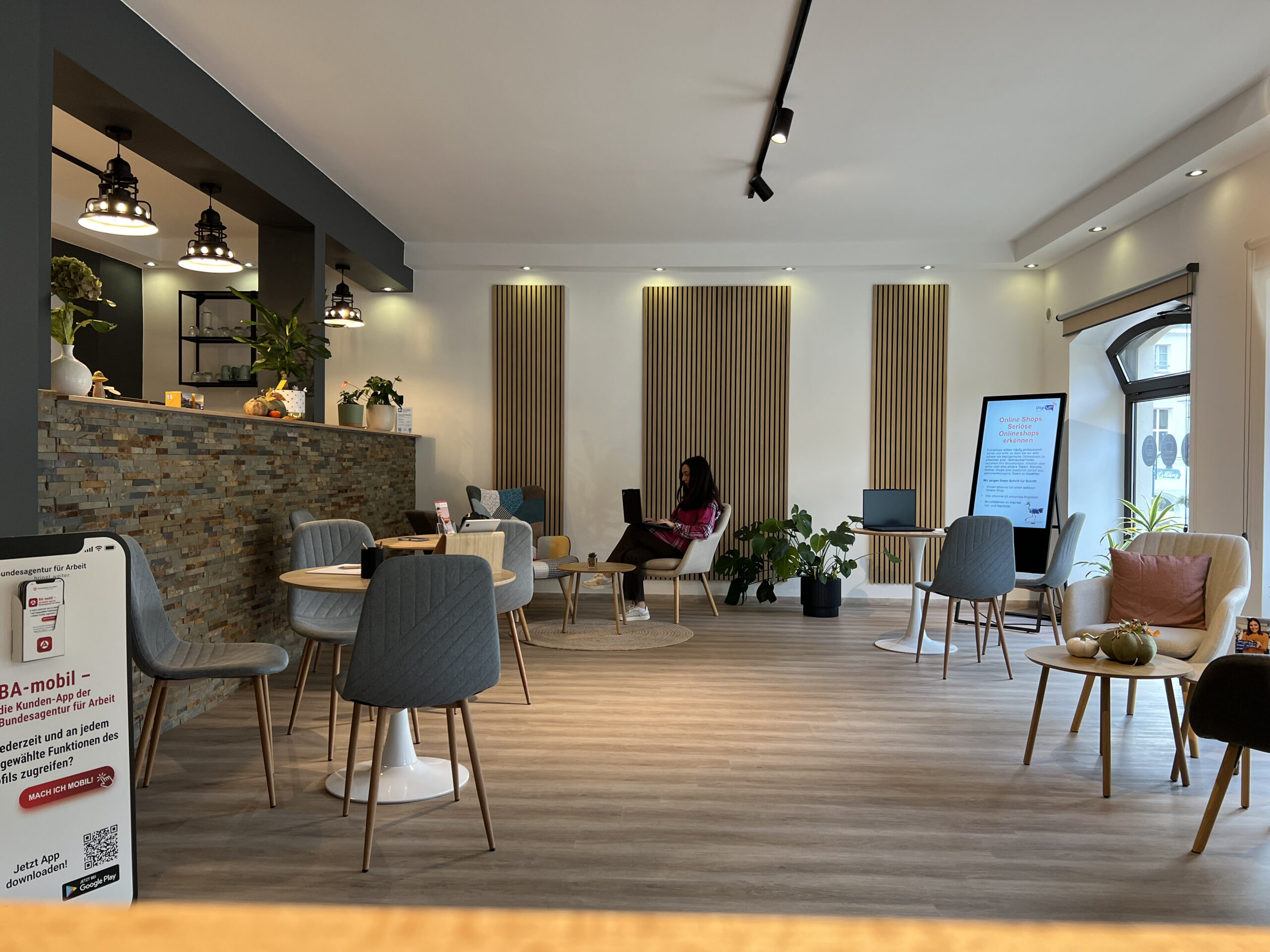 DigiUp Strausberg - Ein digitaler Ort für alle! - Arbeitsplätze für Gespräche und Beratung mit Tischen und Stühlen