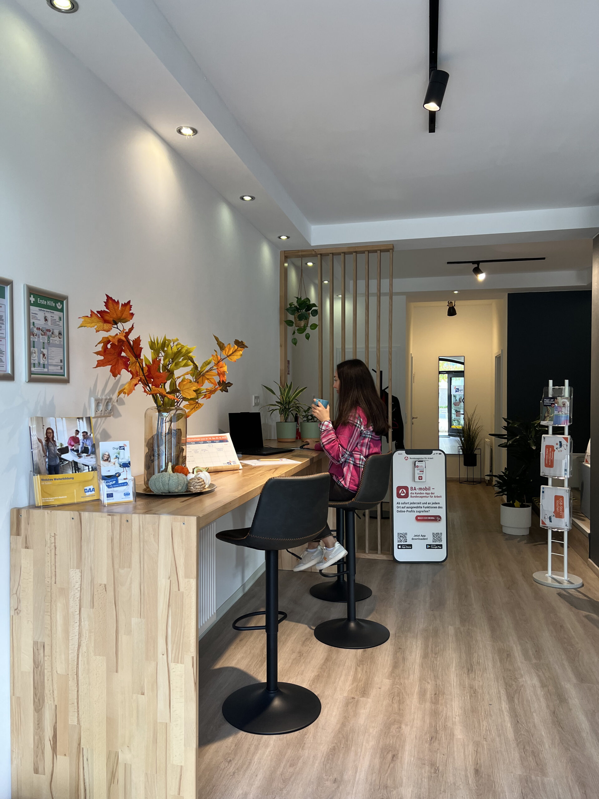 DigiUp Strausberg - Ein digitaler Ort für alle! - Hochtisch für entspanntes Arbeiten mit Hochstühlen