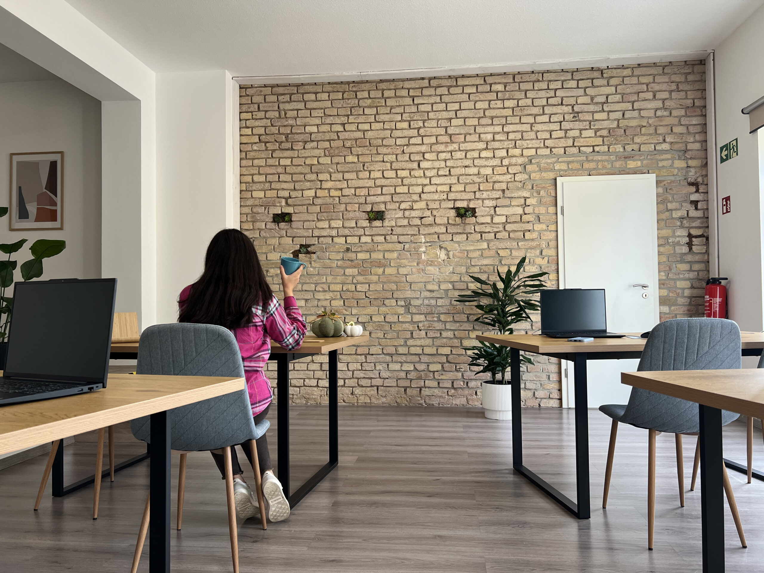 DigiUp Strausberg - Ein digitaler Ort für alle! - Seminarraum mit Tischen und Stühlen