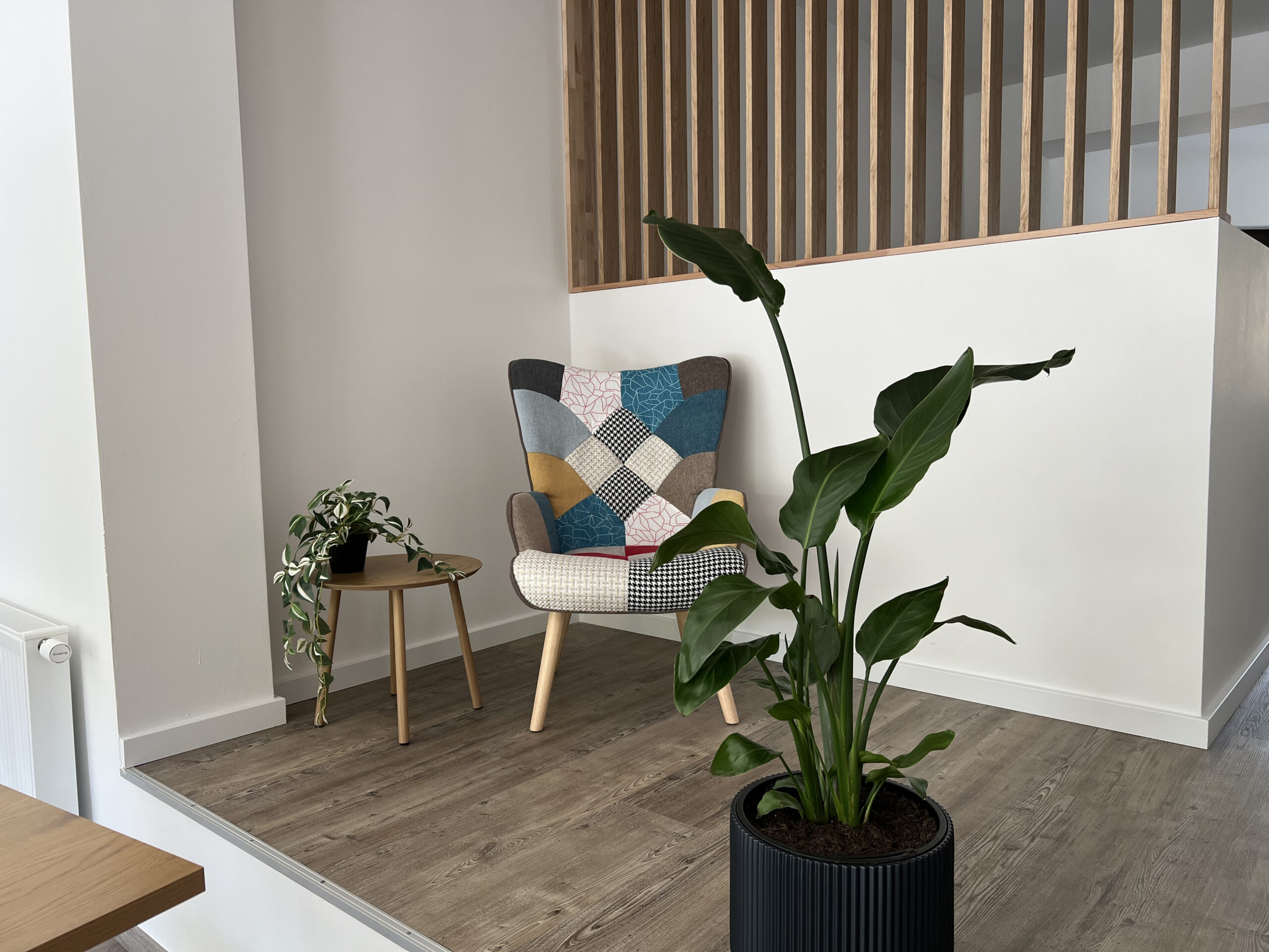 DigiUp Strausberg – Entspannungsbereich - gemütliche Sitzecke im DigiUp Strausberg mit buntem Sessel, Zimmerpflanzen und modernem Design