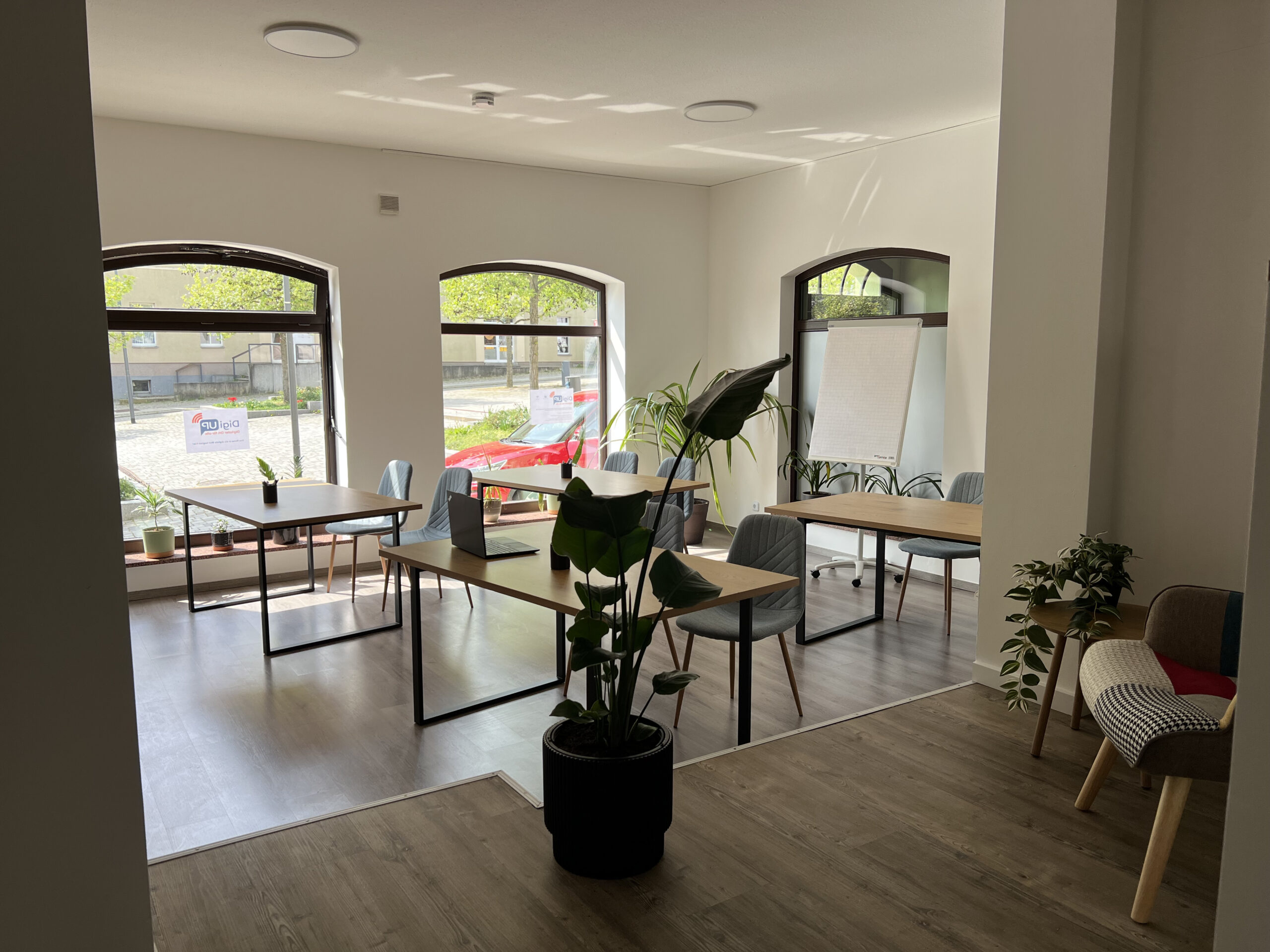 DigiUp Strausberg – Offener Seminarbereich- heller und einladender Seminarraum im DigiUp Strausberg mit großen Fenstern, Pflanzen und moderner Ausstattung