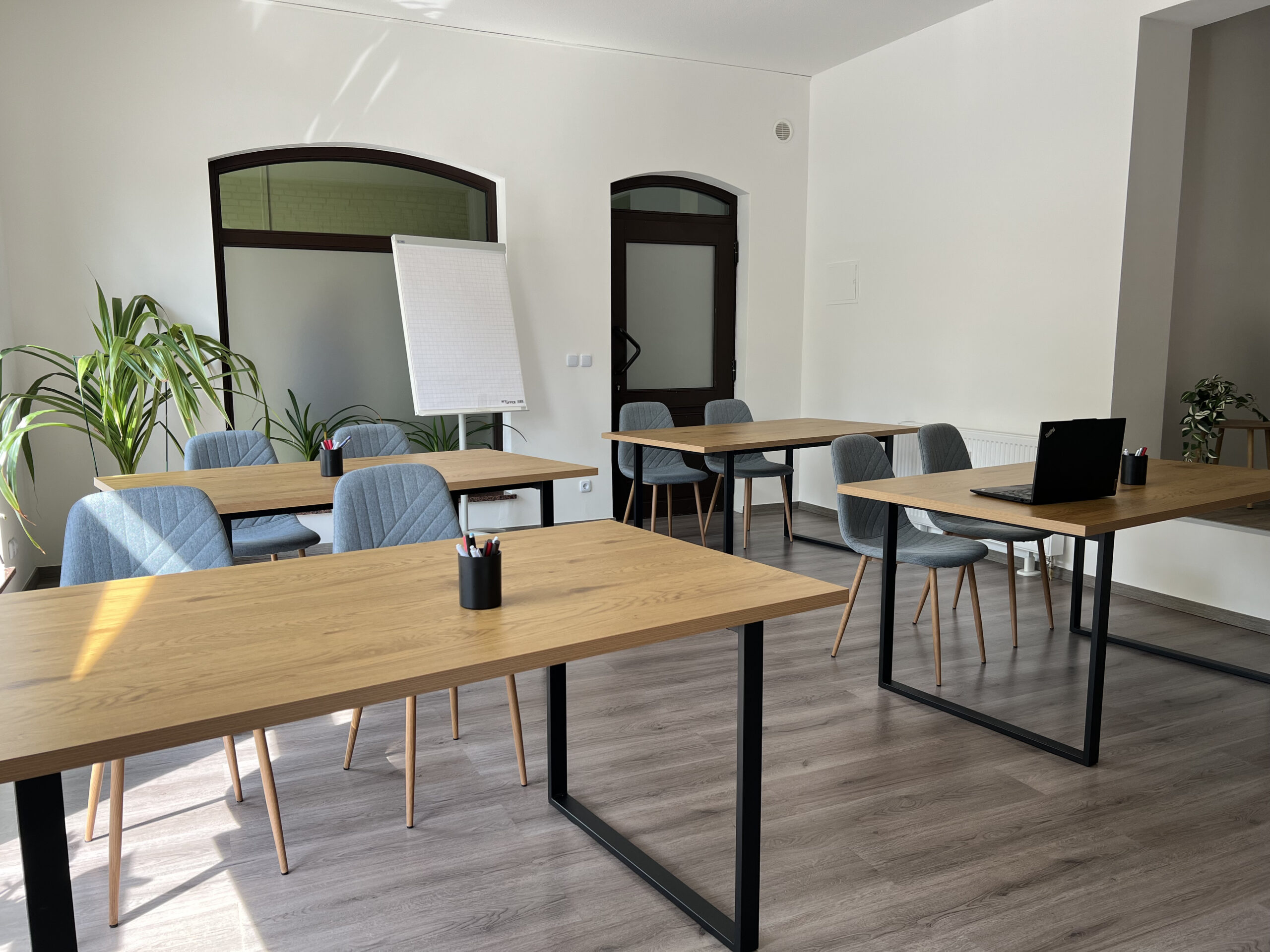 DigiUp Strausberg – Seminarraum - ein moderner Unterrichtsraum im DigiUp Strausberg mit Tischen, Stühlen, Flipchart und Laptop – ideal für Workshops